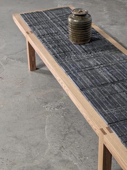 table basse à partir d'un plateau martyr en pierre bleue provenant d'un atelier de marbrier