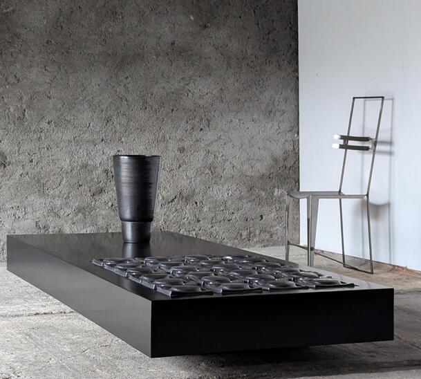 table basse noircie avec carreaux de céramique noire